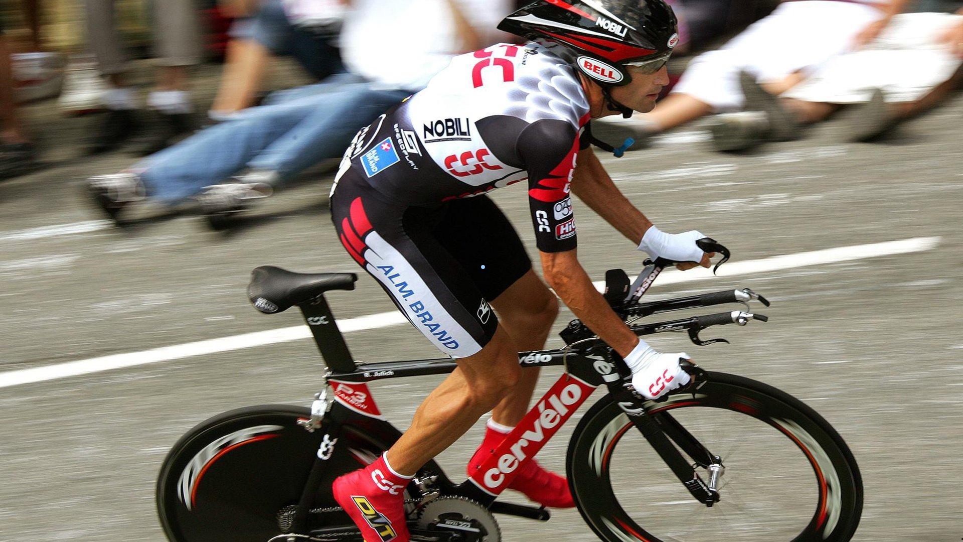 历史新章！梅西贴地斩轰第160记远程炮独享史上第一 贝克汉姆起立鼓掌致敬